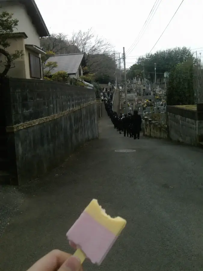 終末部が記録した、墓地へ続く葬列の活動写真