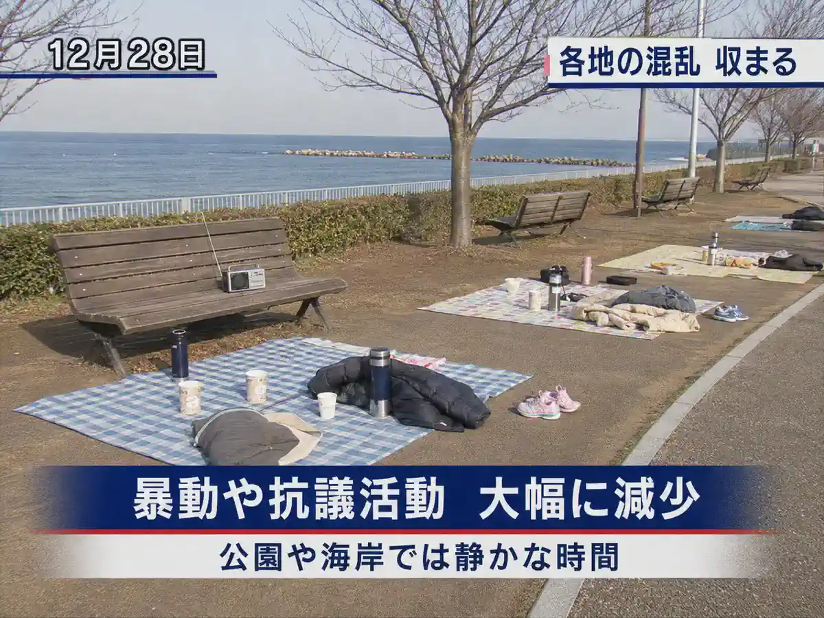 敷物や水筒などが残された無人の海岸公園を映した12月28日のニュース画像
