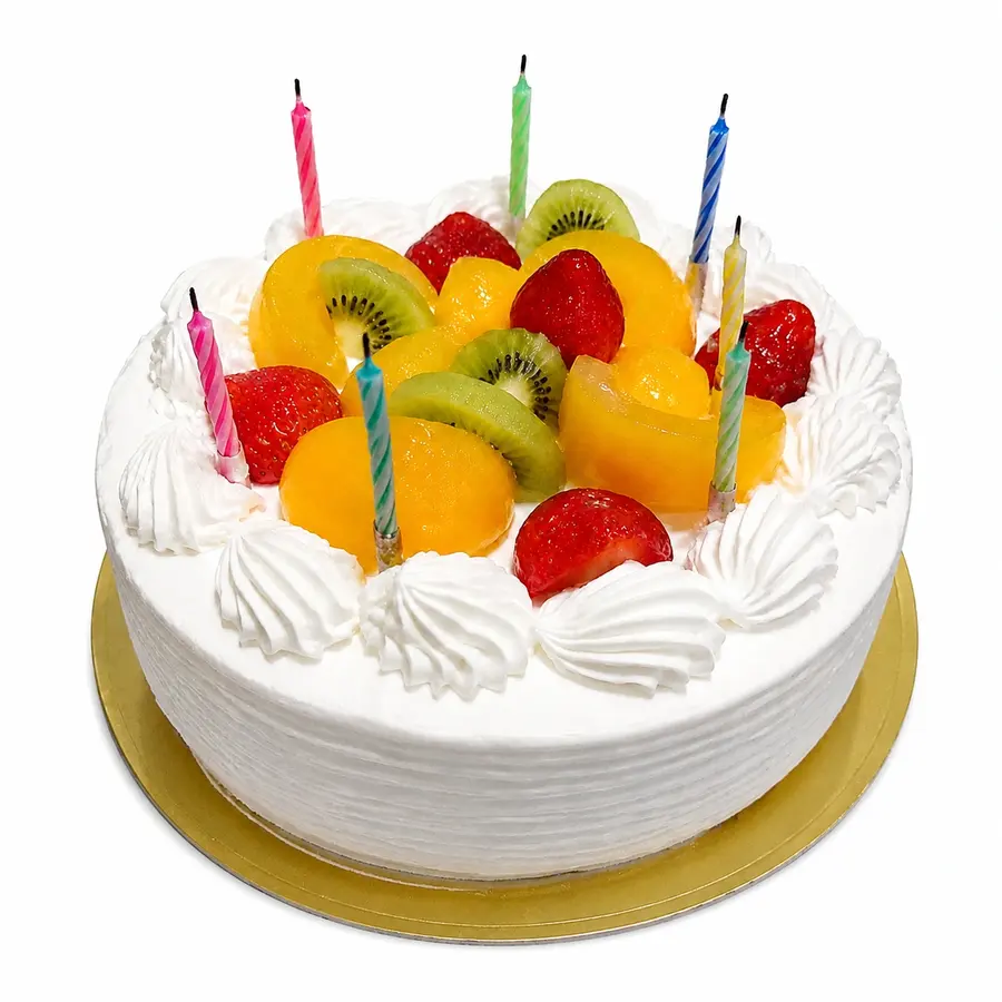 フルーツとカラフルなろうそくの誕生日ケーキ